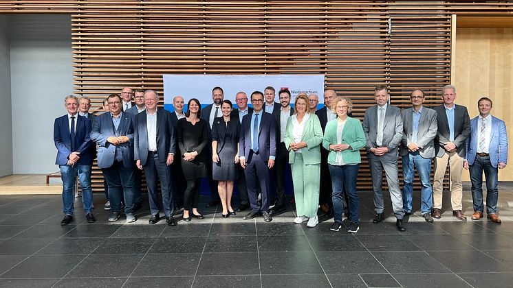 Akteure des nds. Agrar- und Ernährungssektors im Diskurs mit Bundeslandwirtschaftsminister Özdemir zur Zukunft der Nutztierhaltung 