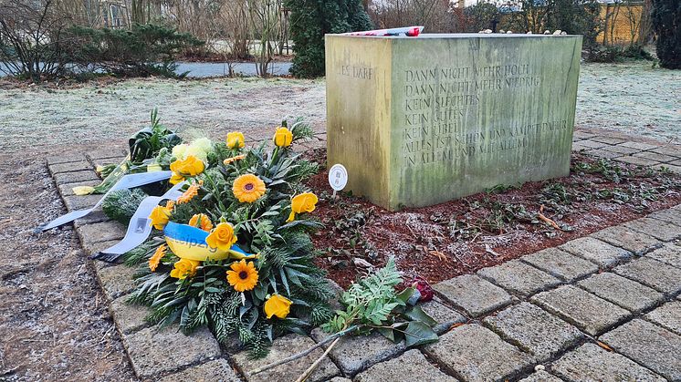 Das neu gesetzte Grab von Marinus van der Lubbe auf dem Südfriedhof in Leipzig - Foto: Elli Flint 