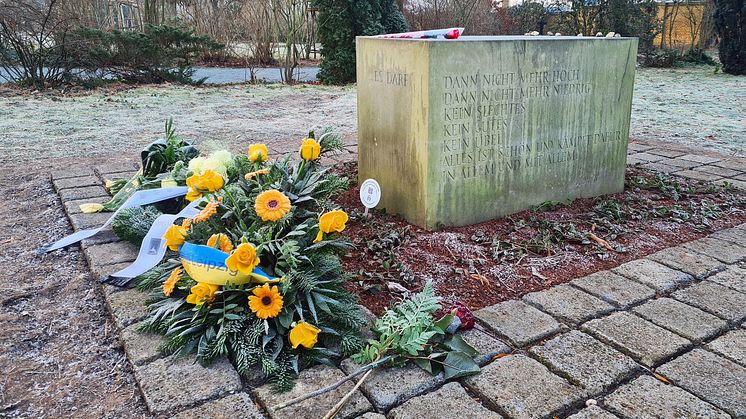 Das neu gesetzte Grab von Marinus van der Lubbe auf dem Südfriedhof in Leipzig - Foto: Elli Flint 