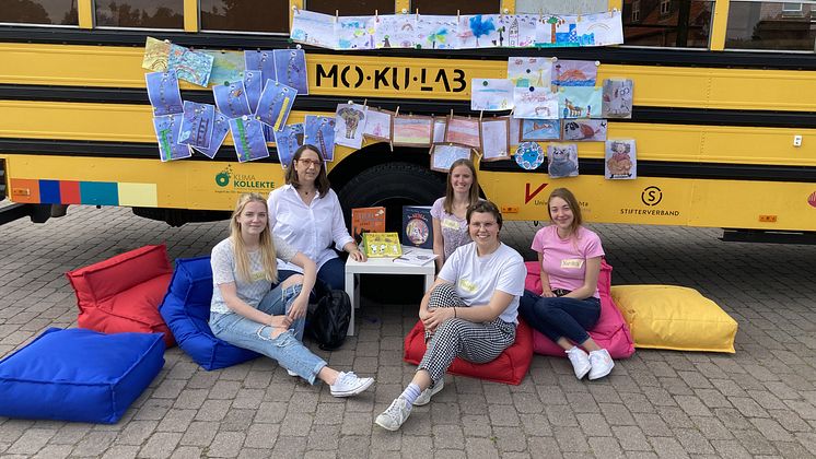 Bücherberge, Pudel und Motorräder - mit dem MoKuLab unterwegs: Studierende der Universität Vechta setzen Leseaktion für Grundschüler*innen im Gulfhaus um