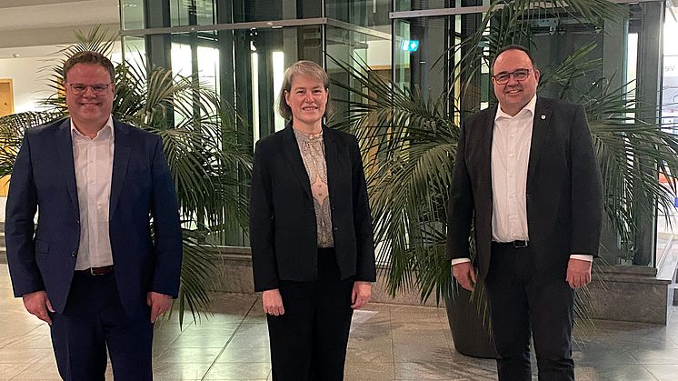 Landrat Tobias Gerdesmeyer, Universitätspräsidentin Prof. Dr. Verena Pietzner und Erster Kreisrat Hartmut Heinen.