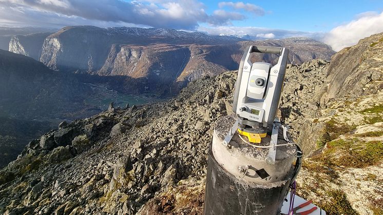 Tussasfoten kan slippe ti millioner tonn steinmasser ned i Øvre Eidfjord og Eidfjordvatnet. Nå settes fjellpartiet under kontinuerlig overvåkning.