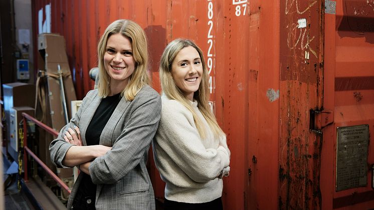 Löfbergs rahtaa vuosittain merten yli reilut 36 000 tonnia raakakahvia. Nyt kuljetukset muuttuvat fossiilittomiksi. Näin kertovat Kajsa-Lisa Ljudén Löfbergsiltä ja Matilda Jarbin Scanlogista.