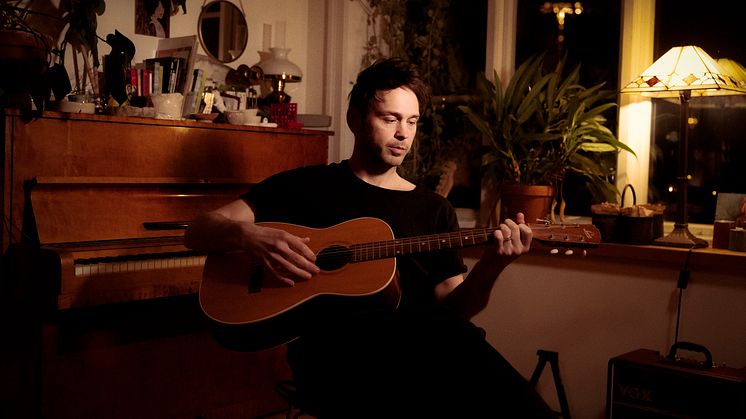 Joel Alme är tillbaka med ny musik och KB-besök i höst
