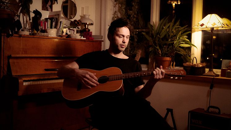 Joel Alme är tillbaka med ny musik och KB-besök i höst