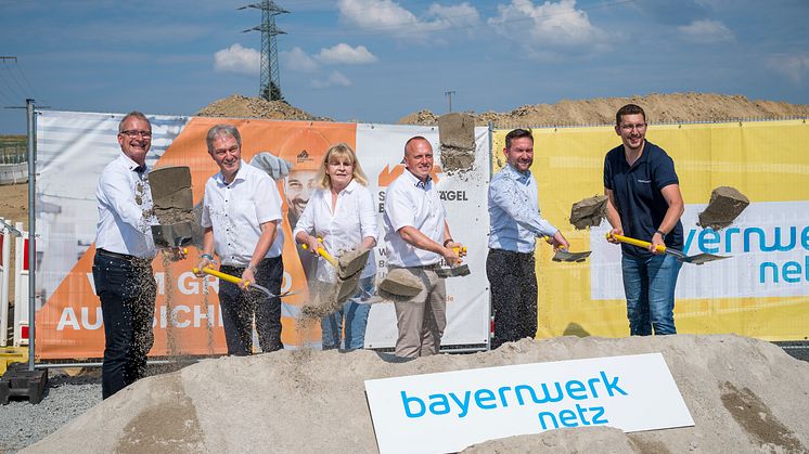 Robert Pflügl, Landrat Klaus Löffler, MdL Sabine Gross, Bürgermeister Thomas Löffler, Dr. Thomas Struppert (Wiegand-Glas) und Maximilian Greger (Bayernwerk Netz) (v.l.) geben den Startschuss für den Bau des neuen Umspannwerks bei Steinbach am Wald.