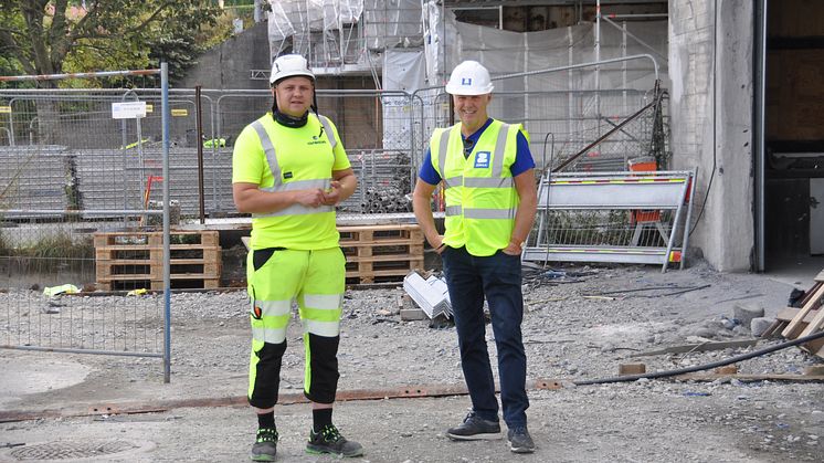 Prosjektansvarlig Andrius Cecenikovas i Consolvo AS og Thor Smette i ZINGA AS følger tett opp totalrenoveringen av Strømsbrua i Stavanger.