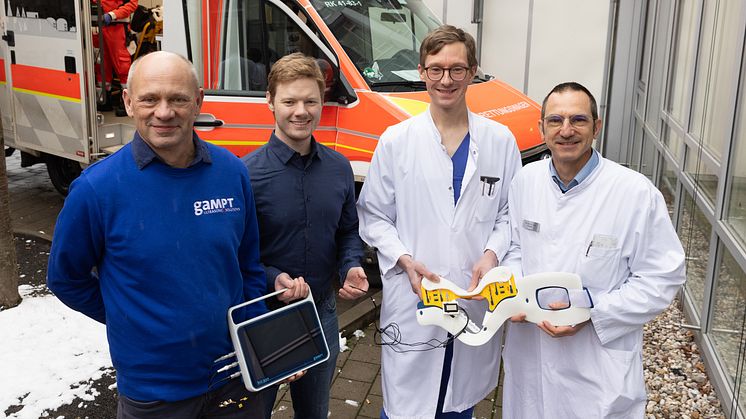 Der Brainsaver und seine Entwickler: Projektleiter PD Karsten Lenk, Uniklinikum Leipzig (UKL) (ganz re.), Forscherkollegen Dr. Michael Schultz, GAMPT (ganz li.), Reinhard Fuchs, Universität Leipzig/ICCAS (2.v.l.) und Dr. Georg Stachel (UKL).