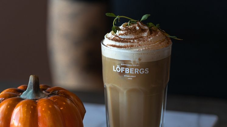 Spicy Pumpkin Latte – ett av Löfbergs tips på heta kaffedrinkar att värma sig med i höst.