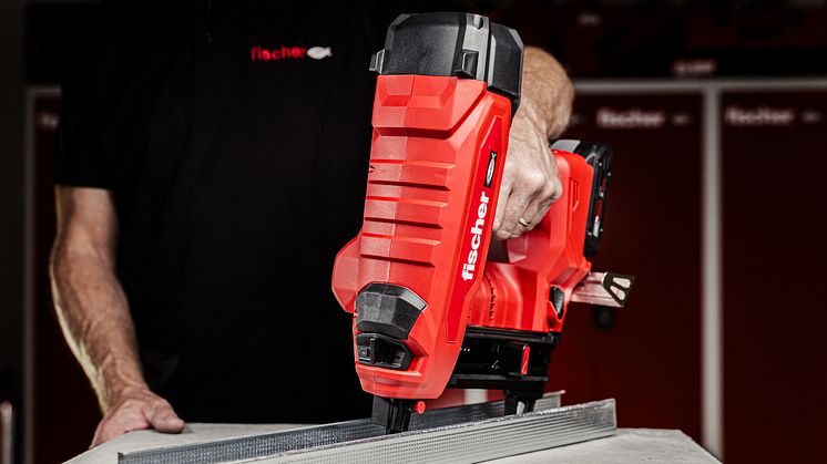 Med den nyskabende FXC85 sømpistol leverer fischer endnu engang innovation i byggeriet.  Den nye transportable model skal gøre betonbyggeriet endnu mere støjfrit og miljøvenligt. Foto: fischer.