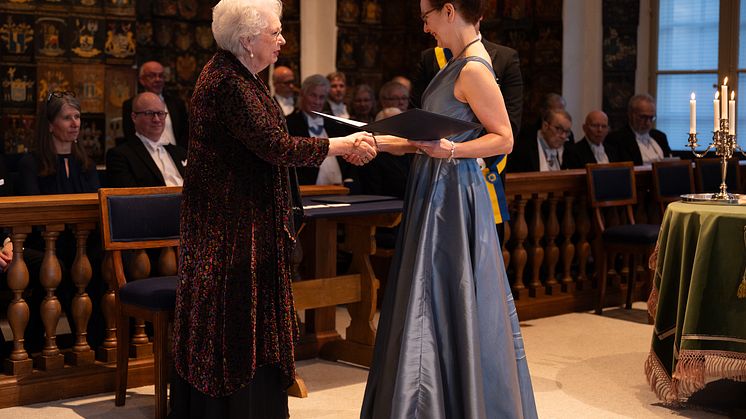 Prinsessan Christina fru Magnuson, överlämnar pris till professor Leelo Keevalik, Linköpings universitet, vid Vitterhetsakademiens högtidssammanskomst i Riddarhuset den 20 mars 2025. Foto: Erik Cronberg.