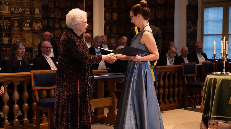 Prinsessan Christina fru Magnuson, överlämnar pris till professor Leelo Keevalik, Linköpings universitet, vid Vitterhetsakademiens högtidssammanskomst i Riddarhuset den 20 mars 2025. Foto: Erik Cronberg.