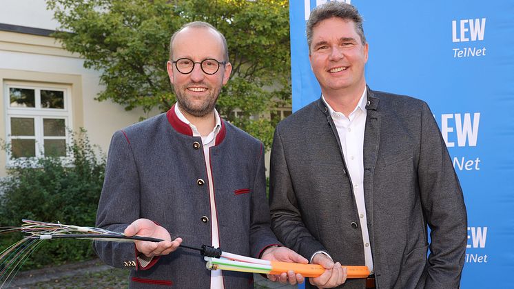 Der Erste Bürgermeister Andreas Reiter (links) und Jörg Steins, Geschäftsführer LEW TelNet (rechts), freuen sich, dass die Gemeinde Oberottmarshausen nun an das über 6.000 Kilometer lange Glasfasernetz der LEW Gruppe angebunden ist.