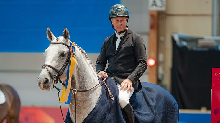 Tysklandsbaserade Rolf-Göran Bengtsson med guldhingsten Zuccero kammade hem segern i torsdagens 1.45-hoppning.