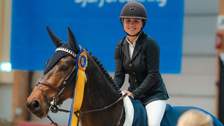 Mathilda Bohlin och Qurious HS (SWB) tog hand om förstaplatsen i andra omgången av Agria Star of Tomorrow för 6-åriga hästar 