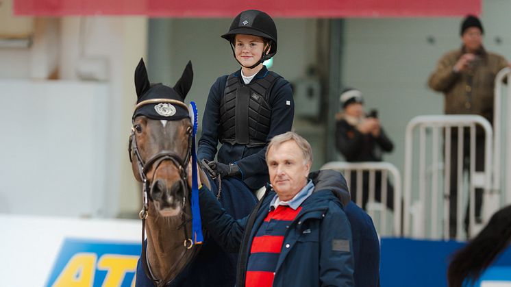 Saga Gunnarsson från Jump Club Ridsportförening högst på pallen i semifinalen av Equality Line Rising Star Gold