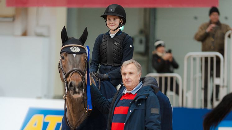 Saga Gunnarsson från Jump Club Ridsportförening högst på pallen i semifinalen av Equality Line Rising Star Gold