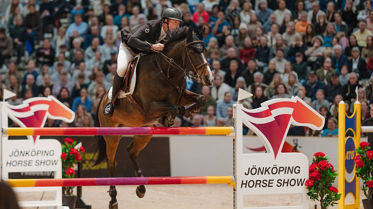 Bruce Goodin och Bäckatorps Danny V på väg mot seger i Jönköping Grand Prix under söndagseftermiddagen