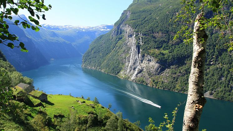 Både politikere og lokalt næringsliv jubler over ny rundtur mellom Ålesund, Geiranger og Åndalsnes. Med kollektivtransport og elbusser skal reise i det vakre fjordområdet bli mer tilgjengelig og miljøvennlig. Foto: Paul Edmundson/Fjord Norge.