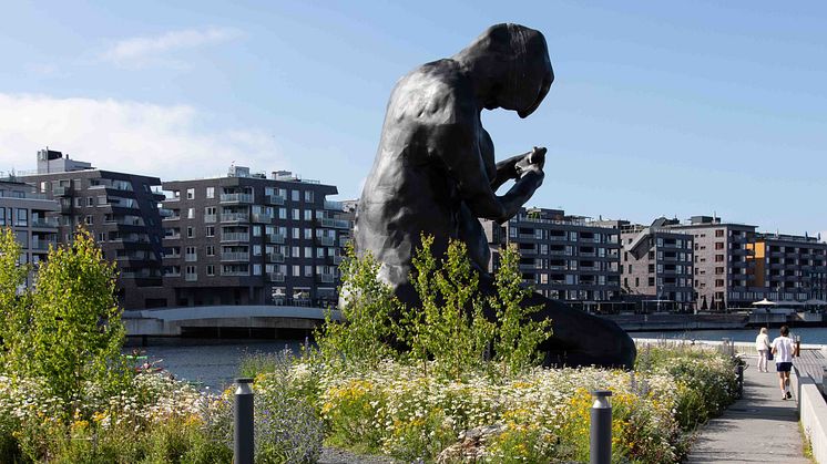 Biene suser i enga rundt Moren ved MUNCH