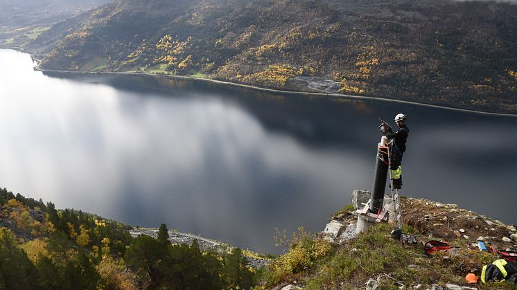 Et større fjellskred fra Skutshorn kan skape en flodbølge på 37 meter i Vangsmjøse. NVE har satt fjellpartiet på kontinuerlig overvåking.