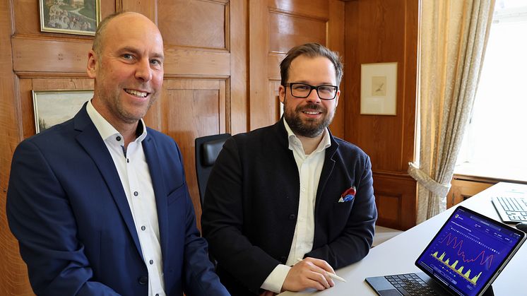 Oberbürgermeister Jan Rothenbacher und LEW-Kommunalbetreuer Andreas Bayer (l.) verfolgen aufmerksam die Daten des Energiemonitors für Memmingen.