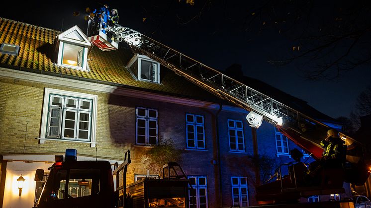 Mit der Drehleiter der Eckernförder Feuerwehr wurden Personen aus dem Gebäude gerettet