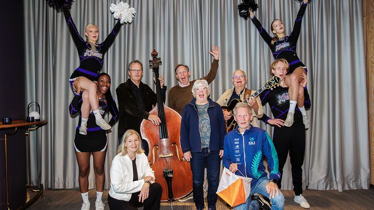 Representanter från CheerXplosion, Hammarö Kammarkör, Jazz i Lusasken, Kils OK och PRO Forshaga firar att man får ta del av Löfbergs föreningsstöd 2024.