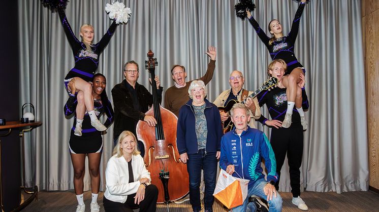 Representanter från CheerXplosion, Hammarö Kammarkör, Jazz i Lusasken, Kils OK och PRO Forshaga firar att man får ta del av Löfbergs föreningsstöd 2024.