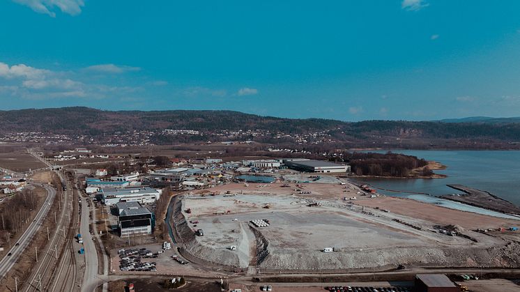 200 mål nytt land er etablert. Forbelastning bygges opp. Senere skal landskapet omdannes til øyer og skjærgård (foto: Kevin Kulterud).