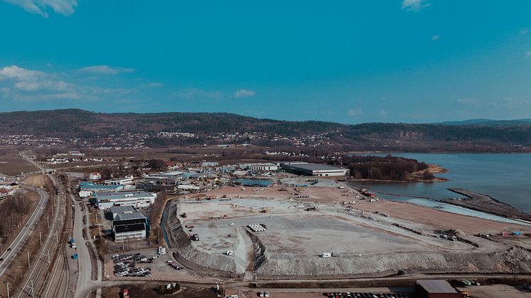 200 mål nytt land er etablert. Forbelastning bygges opp. Senere skal landskapet omdannes til øyer og skjærgård (foto: Kevin Kulterud).