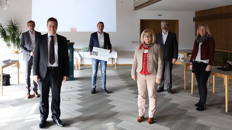 Startschuss für Ökostrom aus und für die Region. Von links: Thomas Oppelt (Bayernwerk), Bürgermeister Alexander Mayer, Jürgen Greipl, stv. Landrätin Helga Weinberger, Stadtratsmitglied Franz-Josef Bloier und Anja Maurer (RegioEnergie Grafenau).