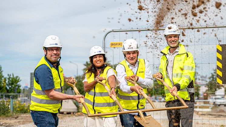 Fredrik Löfqvist, kommundirektör, Anna Heide, affärsutvecklingschef Trianon, Tomaz Bodmark, VD Betonmast Malmö och Morgan Palmgren, affärsutvecklare Trianon tog ett entusiastiskt första spadtag på bygget för Kvarteret Hanna.