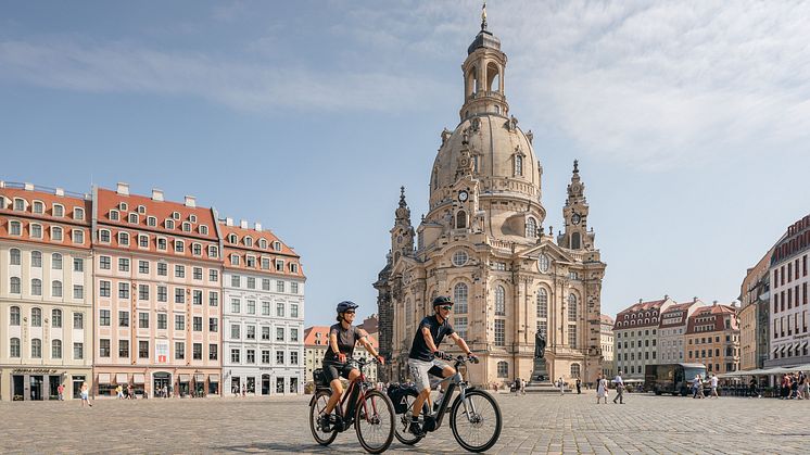 Dresden_Paar_unterwegs_auf_dem_Elberadweg_besichtigt_die_Altstadt_mit_Frauenkirche