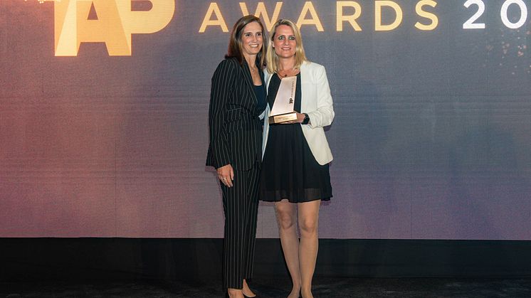 Ilka D´Aloisio (r.), alltours Key Account Managerin, nahm die Auszeichnung auf der Galaveranstaltung in Lissabon von Marta Alves, Area Sales Managerin Deutschland, Österreich und Schweiz bei TAP Air Portugal, entgegen.