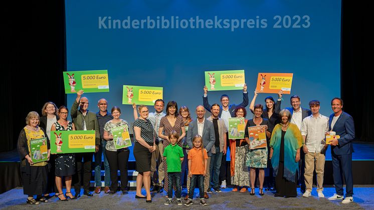 Leseförderung als Herzensangelegenheit - Bayernwerk verleiht Kinderbibliothekspreis und Lesezeichen