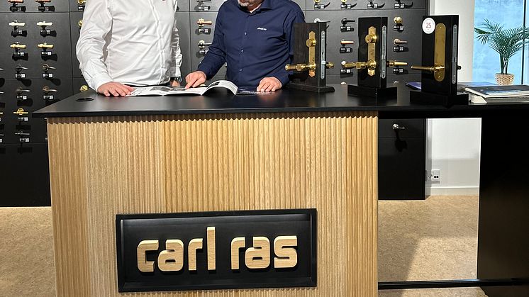Vedlagte fotos kan frit benyttes til omtale af Carl Ras.