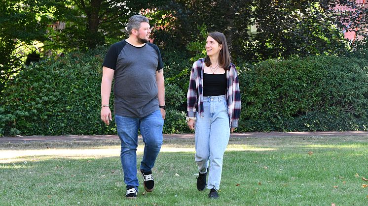 Aritist in Residence Miriam Bornewasser im Gesprach mit dem Klimaschutzmanager der Stadt Vechta Alexander Kunz. Foto: Stadt Vechta