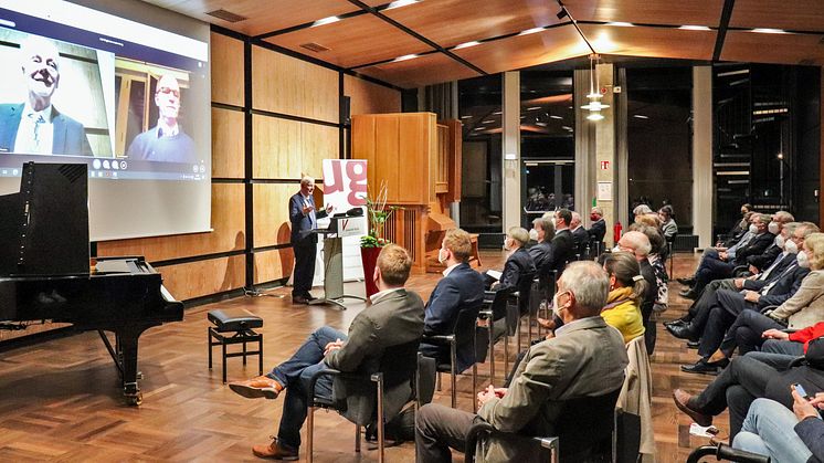 Bei der Wahl des neuen UGV-Vorstands: Der scheidende Vorstandvorsitzende Uwe Bartels am Rednerpult.