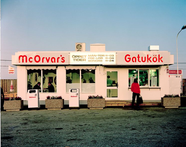 Färgbild av ett gatukök i kvällsljus.