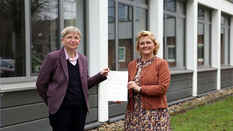 Bei der Urkundenübergabe: Vizepräsidentin Dr.in Marion Rieken und Edith Lammers (r.)