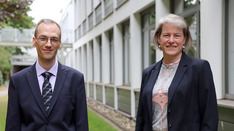 Tagungsorganisator PD Dr. Matthias Attig und Universitätspräsidentin Prof.in Dr.in Verena Pietzner vor dem Start der Veranstaltung.