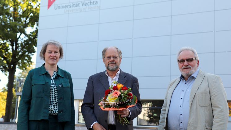 Universitätspräsidentin Prof.in Dr.in Verena Pietzner, Dr. Georg Singe und Personalratsvorsitzender Andreas Förstermann
