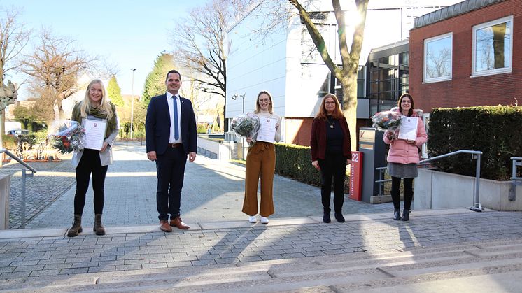 Bürgermeister Kristian Kater und Prof.in Dr.in Hildegard Theobald zusammen mit den Preisträgerinnen des Gerontologiepreises 2021: Lena Holtschulte (l.), Fiona Buschmann (m.) und Laura Eble (r.)