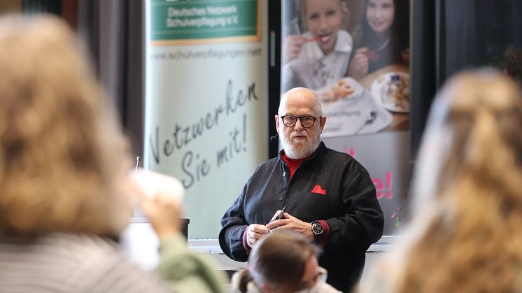 Der Vorsitzende des Deutschen Netzwerks Schulverpflegung, Dr. Michael Polster, eröffnet den Kongress.