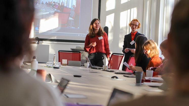 Theresa Maas (l.) und Prof.in Dr.in Monika Angela Budde begrüßen die Teilnehmenden im Konferenzzimmer der Universität Vechta.