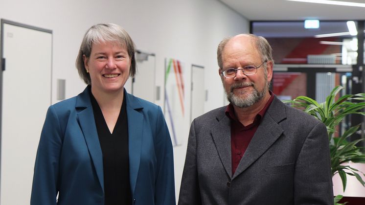 Bei der Verabschiedung: Universitätspräsidentin Prof.in Dr.in Verena Pietzner und Dr. Georg Singe.