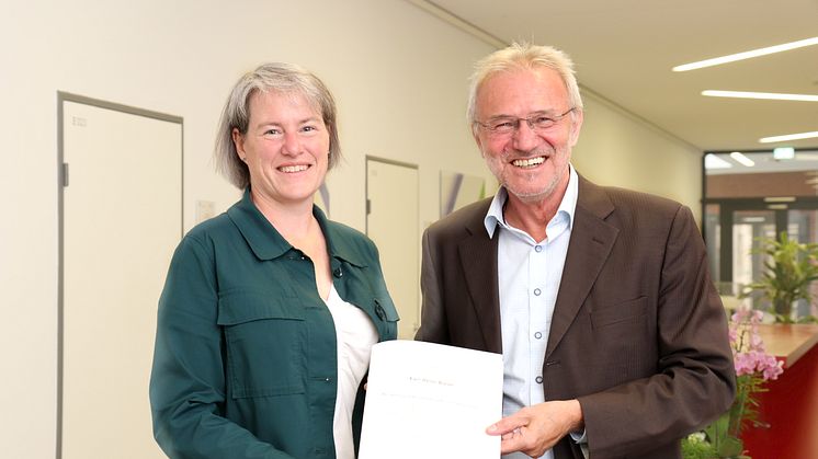 Bei der Urkundenübergabe: Universitätspräsidentin Prof.in Dr.in Verena Pietzner und Prof. Dr. Karl-Heinz Breier