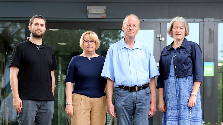 Bei der Urkundenübergabe: Julian Browne, Leitung Benutzung/Fernleihe der Universitätsbibliothek, Monika Riesmeier, stellv. Personalratsvorsitzende, Clemens Kolhoff und Prof.in Dr.in Verena Pietzner, Präsidentin.