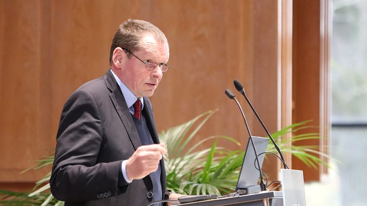 Prof. Dr. Peter Nitschke hat die Reihe mit einem Vortrag zum Thema "Die pluralistische Gesellschaft und ihre Feinde – gefährdete Diskurse im Innern" eröffnet.